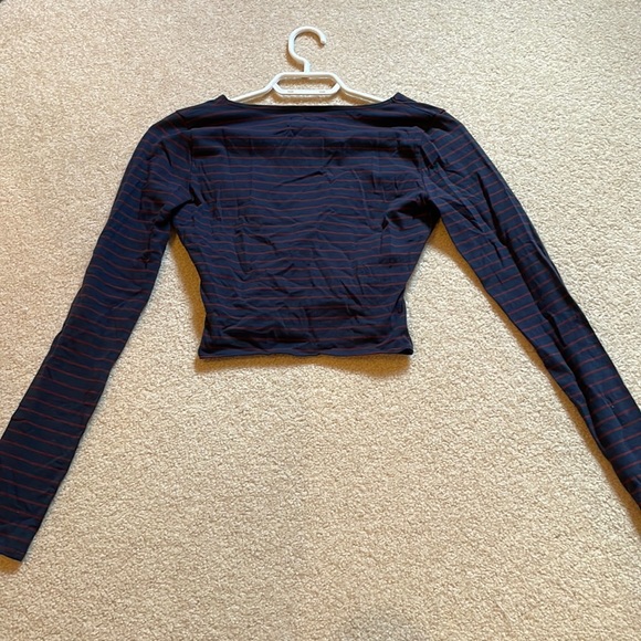 Brand new Abercrombie long sleeve crop top size S - Picture 2 of 2